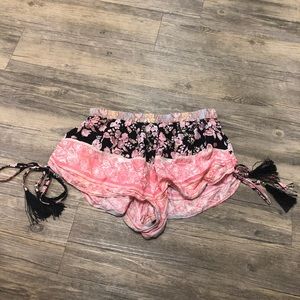 Jaase loose floral pattern tassel shorts
